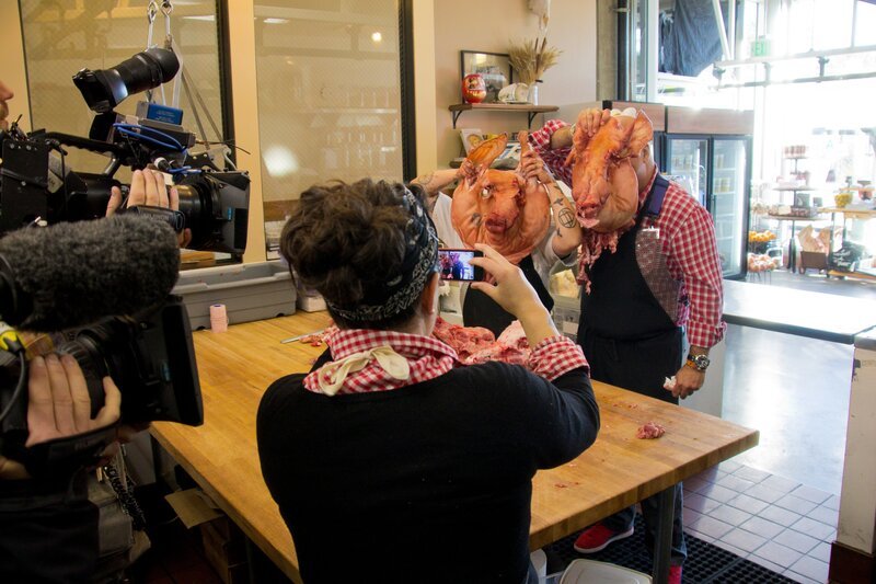 Andrew Zimmern is fooling around in front of the camera. – Bild: Discovery Communications