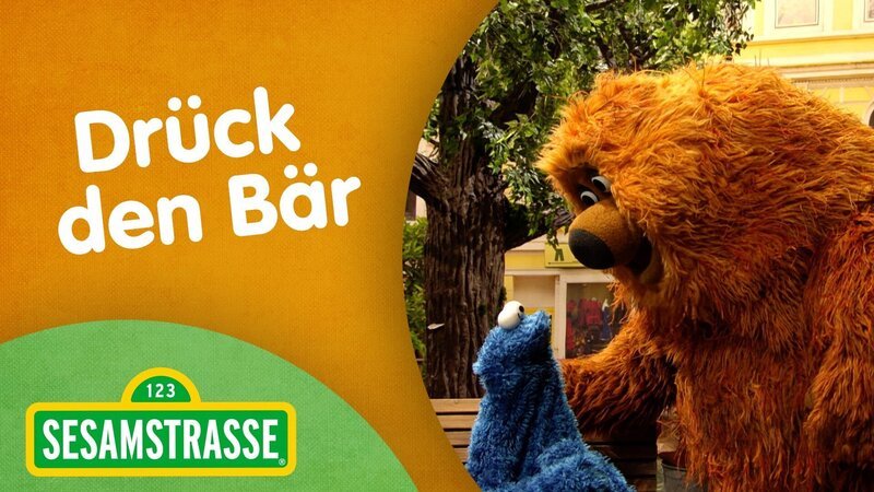 Samson singt ein tröstendes Lied. – Bild: NDR/​Sesame Workshop