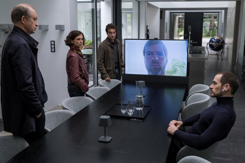 Die ersten Untersuchungen führen Carl Sievers (Peter Heinrich Brix, l.), Ina Behrendsen (Julia Brendler, 2.v.l.) und Hinnerk Feldmann (Oliver Wnuk, 3.v.l.) zu einem Verdächtigen aus einem alten Fall: Philipp Vandamm (Henning Baum, 2.v.r.) Ist es Zufall, dass Vandamm, Motivationstrainer für Männer, ausgerechnet auf Sylt sein Comeback plant? Vandamm und sein Assistent Leonard (Sascha Weingarten, r.) schweigen beharrlich. – Bild: ZDF Enterprises GmbH