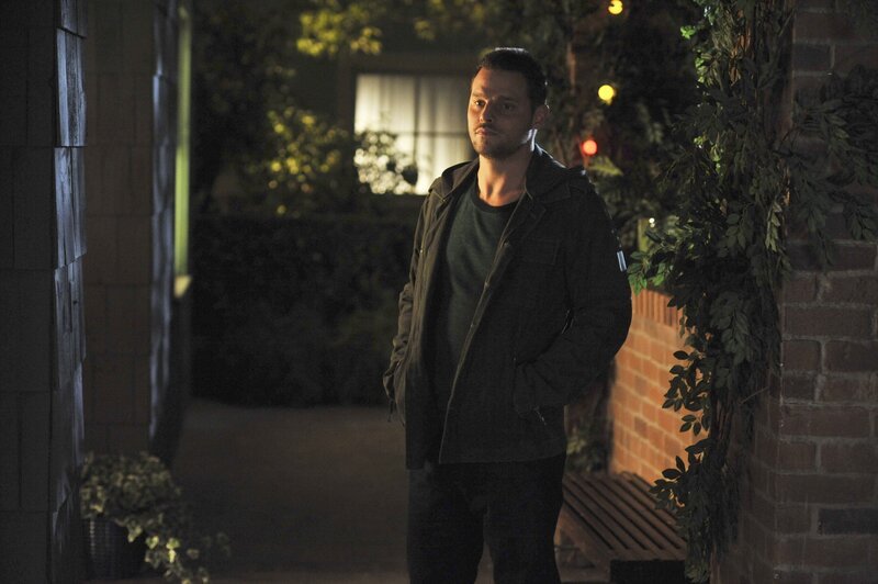 Derek versucht Cristina zu manipulieren, damit diese Meredith überredet, Alex (Justin Chambers) und Izzie aus dem Haus zu werfen … – Bild: American Broadcasting Companies, Inc. /​ Danny Feld