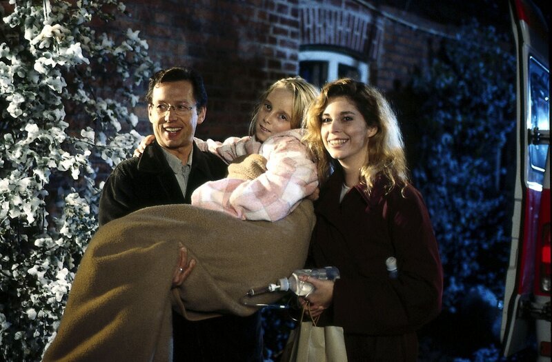 Daniel (Stephan Schwartz, l.) und Beate (Olivia Pascal, r.) haben Christa (Kristina Pauls, M.) aus dem Krankenhaus entführt und ins Fischerhaus gebracht – dort wartet eine freudige Überraschung auf das kleine, schwerkranke Mädchen. – Bild: ZDF