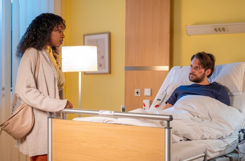 Abeba Mehari (Jobel Mokonzi) hat als Kind in ihrem Heimatland eine Genitalverstümmelung überlebt. Nun hat sie tatsächlich mit Hilfe ihre Mannes Julian Borowski (Philip Birnstiel) eine Vulva-Rekonstruktion durchführen lassen. Doch irgendetwas scheint Abeba so sehr zu belasten, dass sie eine immer größer werdende Distanz zu Julian aufbaut. – Bild: MDR/​Saxonia Media/​Sebastian Kiss