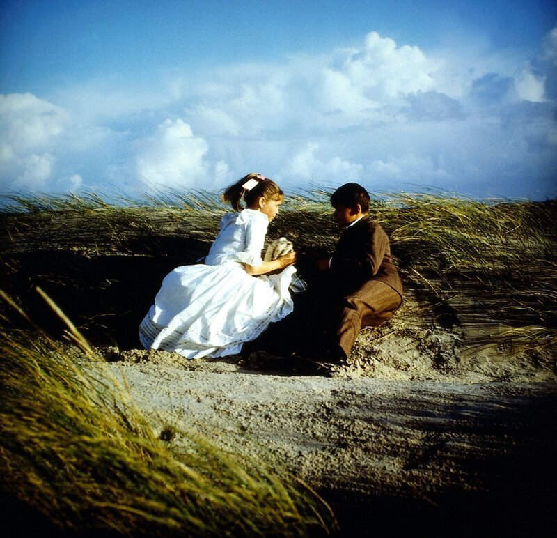 Das Wattenmeer lockt besonders, wenn es verboten wird. Peter (Christian Steffen) und Annemarie (Anja Bayer) haben soviel aufregende Geschichten über den Quallenkönig und andere Merkwürdigkeiten gehört, dass auch sie dem Verbotenen nicht widerstehen können. – Bild: ZDF/​Fred Lindinger/​TV 60 München