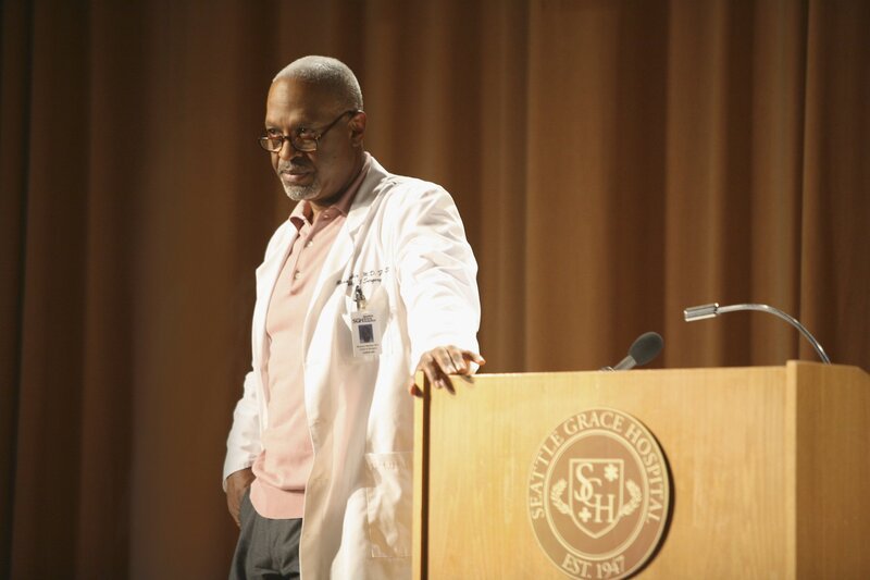 Richard (James Pickens, Jr.) beruft eine Versammlung ein, bei der alle erscheinen müssen, und hält eine flammende Rede über die neuen, alten und verbesserten Regeln, die jetzt im Seattle Grace gelten … – Bild: American Broadcasting Companies, Inc. /​ Danny Feld
