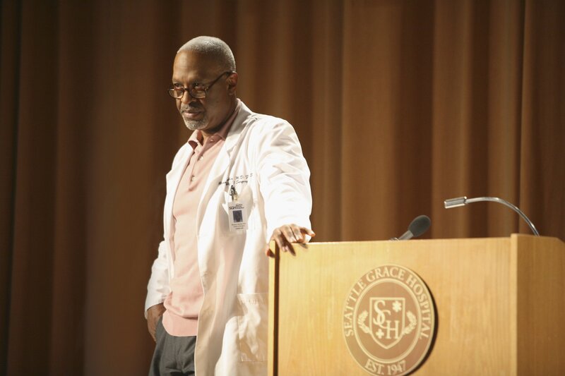 Richard (James Pickens, Jr.) beruft eine Versammlung ein, bei der alle erscheinen müssen, und hält eine flammende Rede über die neuen, alten und verbesserten Regeln, die jetzt im Seattle Grace gelten … – Bild: American Broadcasting Companies, Inc. /​ Danny Feld