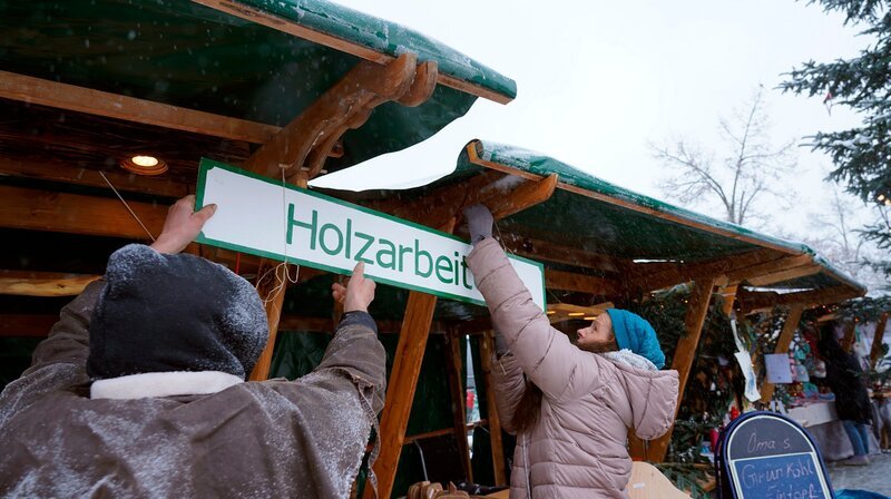 rbb Fernsehen MARKTMENSCHEN, „Budenzauber backstage“, am Samstag (23.12.23) um 18:10 Uhr. Gucken, kaufen, knuspern. Getaucht in buntes Licht, Klingklang und Glühweinduft. Hinter den Kulissen des Budenzaubers wird hart gearbeitet. Wer sind die Macher der Weihnachtsmärkte? Wir lernen eine Alpaka-Züchterin und einen mobilen Saftpresser kennen; Künstler, die Fliesen designen und Objekte aus Mammutelfenbein schnitzen. Und ein Dorf, das einen Weihnachtsmarkt nur für sich selbst veranstaltet. – Mario Kierei ist Zimmermann in Kagel und hat die Marktstände gebaut. Mit Partnerin Carmen Anapliotis bietet er schicke Küchenbretter an. © rbb/Ole Wessels, honorarfrei – Verwendung gemäß der AGB im engen inhaltlichen, redaktionellen Zusammenhang mit genannter rbb-Sendung bei Nennung „Bild: rbb/Ole Wessels“ (S2+). rbb Presse & Information, Masurenallee 8–14, 14057 Berlin, Tel: 030/97 99 3–12118 oder -12116, pressefoto@rbb-online.de – Bild: rbb/Ole Wessels rbb Fernsehen MARKTMENSCHEN, „Budenzauber backstage“, am Samstag (23.12.23) um 18:10 Uhr. Gucken, kaufen, knuspern. Getaucht in buntes Licht, Klingklang und Glühweinduft. Hinter den Kulissen des Budenzaubers wird hart gearbeitet. Wer sind die Macher der Weihnachtsmärkte? Wir lernen eine Alpaka-Züchterin und einen mobilen Saftpresser kennen; Künstler, die Fliesen designen und Objekte aus Mammutelfenbein schnitzen. Und ein Dorf, das einen Weihnachtsmarkt nur für sich selbst veranstaltet. – Mario Kierei ist Zimmermann in Kagel und hat die Marktstände gebaut. Mit Partnerin Carmen Anapliotis bietet er schicke Küchenbretter an. © rbb/Ole Wessels, honorarfrei – Verwendung gemäß der AGB im engen inhaltlichen, redaktionellen Zusammenhang mit genannter rbb-Sendung bei Nennung „Bild: rbb/Ole Wessels“ (S2+). rbb Presse & Information, Masurenallee 8–14, 14057 Berlin, Tel: 030/97 99 3–12118 oder -12116, pressefoto@rbb-online.de – Bild: rbb/Ole Wessels