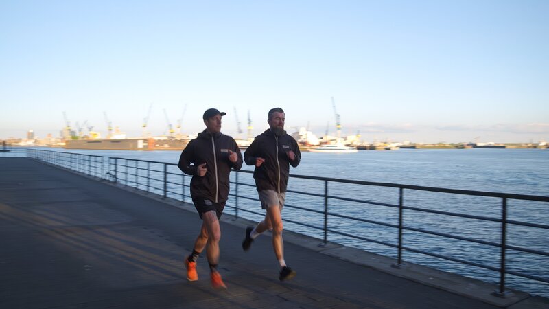Steffen Otten und Henning Heide beim Joggen in Ihrer neuen Laufjacke aus Biobaumwolle. – Bild: Marc Haenecke, Bilderfest /​ ZDF