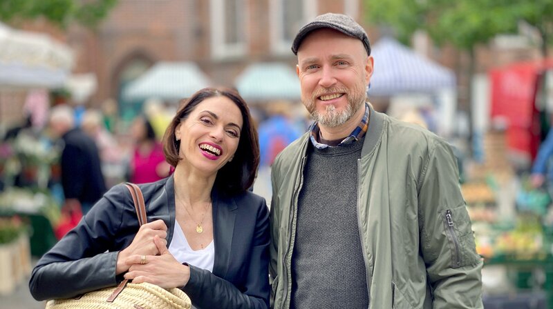 Jaele Vanuls und Olaf Kosert gehen wieder auf kulinarische Entdeckungsreise durch die Region. Jaele schlemmt sich durch die internationale Restaurantszene in Berlin. Olaf besucht Brandenburger Bauernhöfe und zaubert köstliche Gerichte zum Nachkochen. Gemeinsam präsentieren sie ihre Erlebnisse vom Wochenmarkt auf dem Oberkirchplatz in Cottbus. – Jaele und Olaf in Cottbus – Bild: rbb