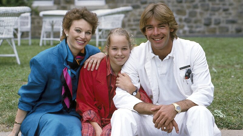 Dr. Katarina Gessner (Ilona Grübel, l.) Angie (Angelika Reißner, M.) und Dr. Udo Brinkmann (Sascha Hehn, r.). – Bild: Thomas Waldhelm