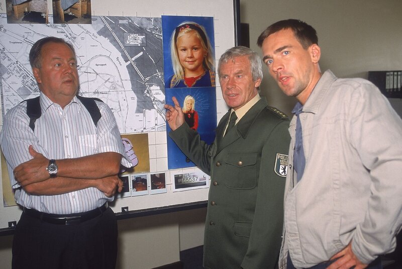 Kehlers (Wolfgang Bathke, li.) und Bonhoffs (Wolfgang Krewe, re.) Dienstvorgesetzter, Polizeidirektor Weitz (Ulli Kinalzik), fordert, dass die Ermittlungen sofort abgebrochen werden. Die Kommissare vermuten, dass Weitz etwas mit der Tat zu tun hat. – Bild: MG RTL D