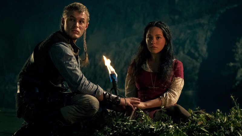 Schneewittchen (Tijan Marei) und Prinz Kilian (Ludwig Simon) haben längst ihre Gefühle füreinander entdeckt. – Bild: ZDF und Conny Klein