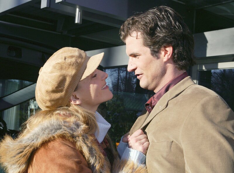 Annalena Pfeiffer (Tanja Wedhorn) und Lars Wolf (Simon Böer) sind glücklich. – Bild: MDR/​Krajewski