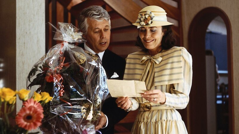 Vor der Fahrt zum Standesamt betrachten Angi (Thekla Carola Wied, r.) und Werner (Peter Weck, l.) noch die Blumen und Glückwünsche. – Bild: ZDF und Barbara Oloffs