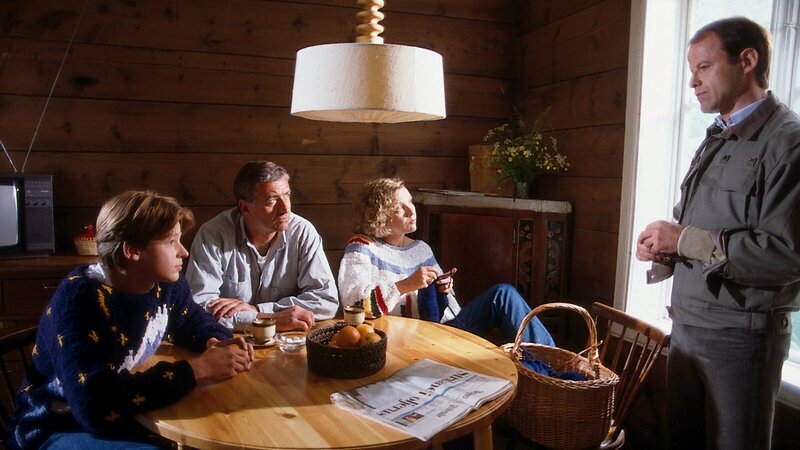 Familie Pacard will nichts anderes, als Urlaub in dem abgelegenen norwegischen Fjord begehen und wird immer mehr in das Geschehen um Professor Gunström verwickelt. Der kommandierende Offizier der norwegischen Sicherheitsbehörden informiert sich bei ihnen über die Vorgänge. Aber er hat sie in Verdacht, ebenfalls Agenten zu sein. Von links: Patrik Pacard (Hendrik Martz), Peter Pacard (Peter Bongartz), Katrin Pacard (Gila von Weitershausen), Okland (Knut Hinz) – Bild: Jürgen & Thomas