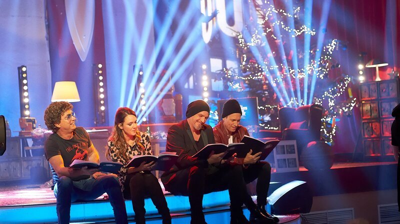 Gastgeber Torsten Sträter mit seinen Gästen v.l.n.r. Atze Schröder, Carolin Kebekus und Dieter Nuhr – Bild: WDR/​Melanie Grande