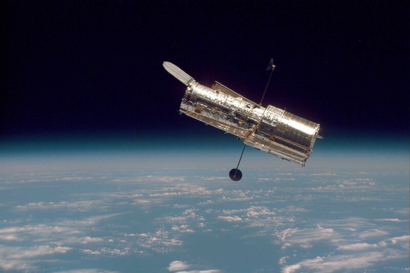 Das Hubble am Erdhorizont – Bild: FOTO: DISCOVERY CHANNEL /​ NASA