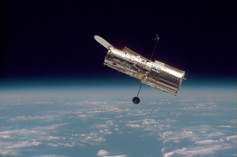 Das Hubble am Erdhorizont – Bild: FOTO: DISCOVERY CHANNEL /​ NASA