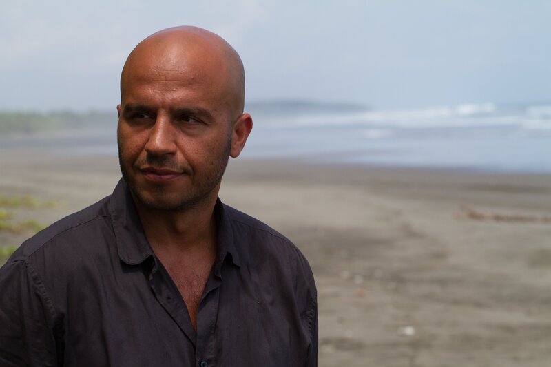 Abbas (Dar Salim) ermittelt für die schwedische Mordkommission in Costa Rica. – Bild: ZDF/​Anders Gernandt