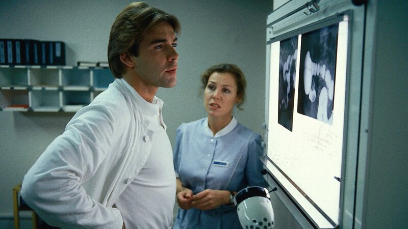 Schwester Christa (Gaby Dohm, r.) meint, einen folgenschweren Fehler begangen zu haben und berichtet dies Dr. Brinkmann (Sascha Hehn, l.). – Bild: ZDF und Thomas Waldhelm