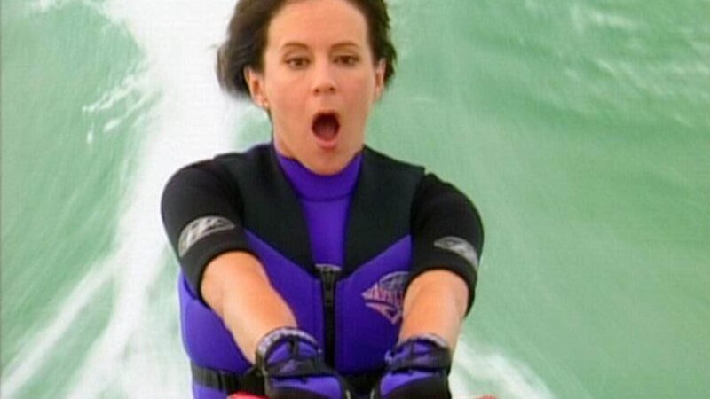 Jill (Patricia Richardson) lässt sich zu einer Partie Wasserski überreden. Dabei kommt es jedoch zu einem folgenschweren Unfall. – Bild: TVNOW