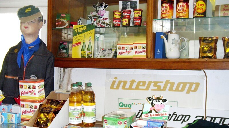 Luxus war in der DDR von Staats wegen nicht vorgesehen. Trotzdem hatten die Handelsunternehmen „Genex“, „Intershop“ oder „Delikat“ auch Luxusgüter im Angebot. Doch wer shoppen wollte, brauchte Westgeld. – Bild: alamy