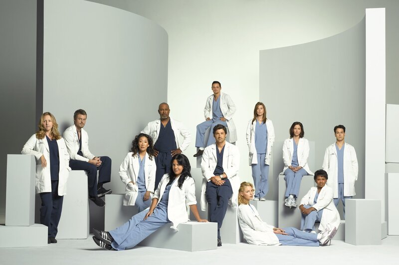 L-R: Dr. Hahn (Brooke Smith), Dr. Sloan (Eric Dane), Dr. Yang (Sandra Oh), Dr. Webber (James Pickens, Jr.), Dr. Torres (Sara Ramirez), Dr. Karev (Justin Chambers), Dr. Shepherd (Patrick Dempsey), Dr. Stevens (Katherine Heigl), Dr. Grey (Ellen Pompeo), Dr. Grey (Chyler Leigh), Dr. Bailey (Chandra Wilson) und Dr. O’Malley (T.R. Knight) … – Bild: 2007 American Broadcasting Companies, Inc. All rights reserved. NO ARCHIVING. NO RESALE. /​ Bob D’Amico Lizenzbild frei