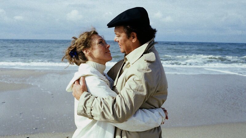 Schwester Christa (Gaby Dohm, l.) und Klaus Brinkmann (Klausjürgen Wussow, r.) sind sich sehr nahe gekommen. Weit weg von der Klinik, am Nordseestrand, entdecken sie ihre Gefühle. – Bild: ZDF und Thomas Waldhelm