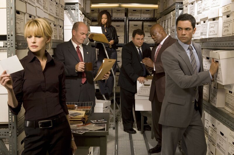(6. Staffel) – Die Mitarbeiter des Mord-Dezernates von Philadelphia sind ein eingeschworenes Team: Scott (Danny Pino, r.), Nick Vera (Jeremy Ratchford, 3.v.r.), Will (Thom Barry, 2.v.r.), Lilly Rush (Kathryn Morris, l.), Kat Miller (Tracie Thomas, 3.v.l.) und John Stillman (John Finn, 2.v.l.) – Bild: Sat.1 Gold