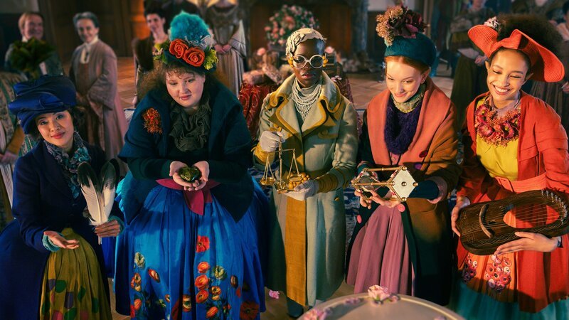 Kurz nach ihrer Geburt bekommt Prinzessin Rosabella von den Feen-Schwestern Tharra (Ha Thanh Špetlíková, l.), Empatija (Fedora-Ostara Lise Junghans, 2.v.l.), Solonia (Florence Kasumba, M.), Resilia (Kateřina Zapletalová, 2.v.r.) und Lyra (Yasmina Overstreet, r.) gute Gaben geschenkt, die für Fähigkeiten wie Güte, Mut und Beständigkeit stehen sollen. Doch Solonia – die immer alles im Blick behält – ist nervös, denn es fehlt noch jemand in ihrer Reihe. – Bild: ZDF und Tim Rosenbohm