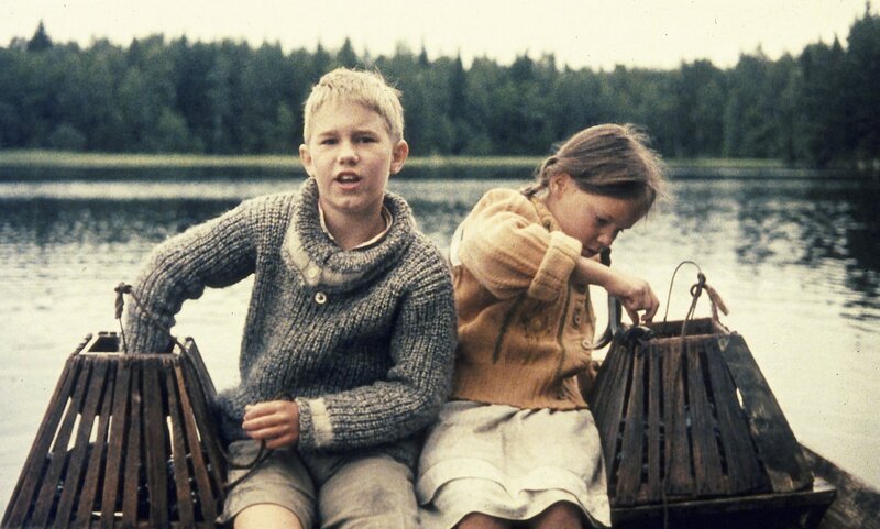 Lasse (Grispin Dickson Wendenius) und Lisa (Linda Bergström) beim Fischen. – Bild: ZDF/​Taurus