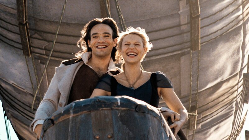 Weil Yvaine (Claire Danes, r.) und Tristan (Charlie Cox, l.) beim Benutzen der Zauberkerze beide an etwas anderes gedacht haben, landen sie auf dem Piratenschiff von Captain Shakespeare, das von einem Zeppelin gehalten wird. – Bild: ZDF und Paramount Pictures Weil Yvaine (Claire Danes, r.) und Tristan (Charlie Cox, l.) beim Benutzen der Zauberkerze beide an etwas anderes gedacht haben, landen sie auf dem Piratenschiff von Captain Shakespeare, das von einem Zeppelin gehalten wird. – Bild: ZDF und Paramount Pictures