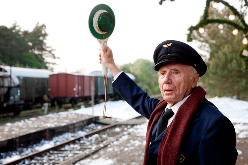 Bahnhofsvorsteher Hannes Prokop (Horst Sachtleben) auf seinem Bahnsteig. – Bild: NDR/​Carsten Schick