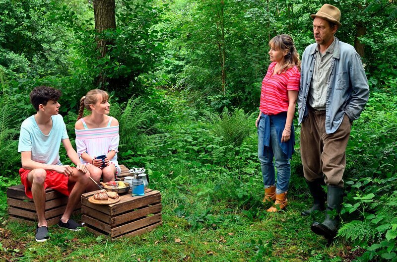 Gefunden: Manuel (links, Leonard Seyd) und Fiona (2. von links, Lotte Tscharntke) haben heimlich in der Dulder Au gezeltet. Gerlinde (2.v.r. Anica Dobra) und Adsche (rechts: Peter Heinrich Brix) sind froh, sie gefunden zu haben. Weitere Fotos auf Anfrage. – Bild: NDR/​Nicolas Maack