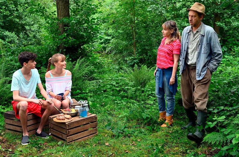 Gefunden: Manuel (links, Leonard Seyd) und Fiona (2. von links, Lotte Tscharntke) haben heimlich in der Dulder Au gezeltet. Gerlinde (2.v.r. Anica Dobra) und Adsche (rechts: Peter Heinrich Brix) sind froh, sie gefunden zu haben. Weitere Fotos auf Anfrage. – Bild: NDR/​Nicolas Maack