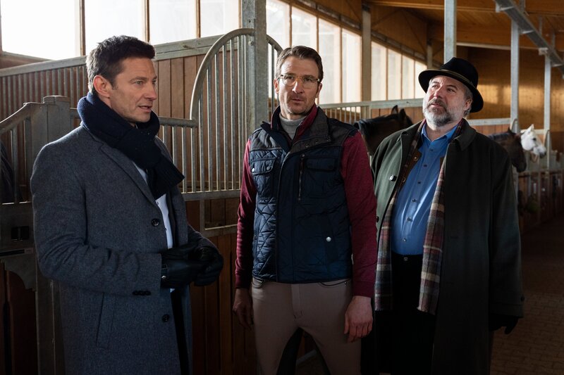 Die Kommissare Hansen (Igor Jeftić, l.) und Stadler (Dieter Fischer, r.) befragen Holger Reising (Heiko Ruprecht, M.), einen Mitarbeiter des Opfers. – Bild: Linda Gschwentner /​ ZDF und Linda Gschwentner