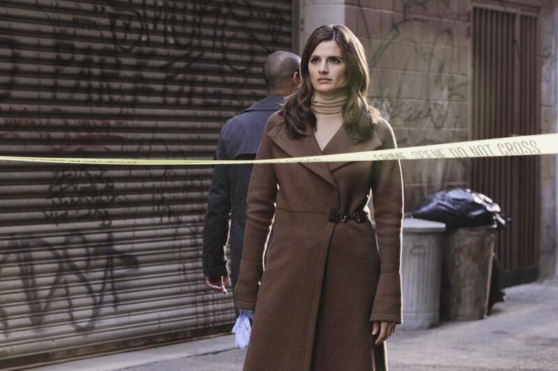 Kate Beckett (Stana Katic) ist etwas überrascht, dass sich die Schauspielerin Natalie Rhodes am Tatort aufhält … – Bild: 2010 American Broadcasting Companies, Inc. All rights reserved. Lizenzbild frei