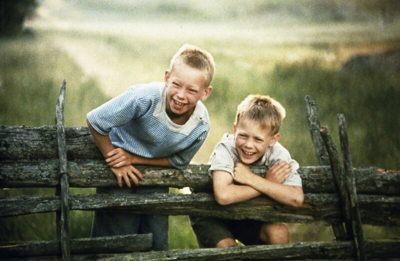 Ole (Harald Lönnbro, l.) und Lasse (Crispin D. Wendenius, r.) haben wieder einmal Grund, die Mädchen auszulachen. – Bild: ZDF/​Taurus