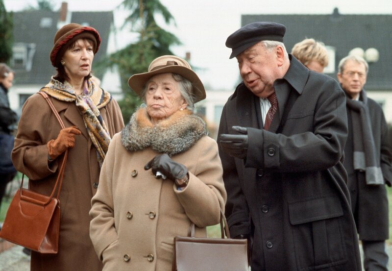 Konrad (Heinz Reincke) versucht der ungehaltenen Johanna (Inge Meysel) zu erklären, warum er die Weihnachtseinkäufe „vergessen“ hat. Die Familie hält sich im Hintergrund (links: Marlen Diekhoff als Renate, rechts: Gernot Endemann als Wolf). – Bild: NDR/​Wolfgang Meier