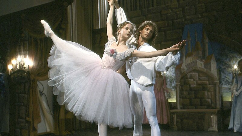 Anna Pelzer (Silvia Seidel) kann nach monatelanger Krankheit ihr Training wieder aufnehmen und tanzt mit ihrem Ausbilder Jakob (Joao Ramos). – Bild: Nicole Kahlert