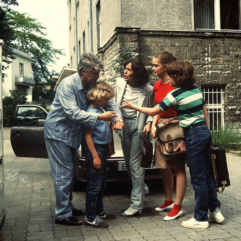 Im Schlafanzug will Werner (Peter Weck, l.) seine Familie Tom (Tarek Helmy, 2. v. l.), Angi (Thekla Carola Wied, M.), Tanja (Julia Biedermann, 2. v. r.) und Markus (Timmo Niesner, r.) in die Schule oder das Geschäft fahren. Angis alter VW ist nicht angesprungen. – Bild: ZDF