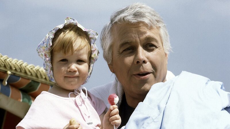 Um Franziska (Frauke Tholen, l.) bemüht sich Werner (Peter Weck, r.) besonders, denn schließlich ist sie die Jüngste und dazu noch seine eigene Tochter. – Bild: ZDF and Barbara Oloffs