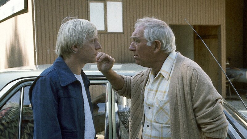 Albert Metzger (Horst Niendorf, r.) macht seinem Sohn Hajo (Pierre Franckh, l.) Vorwürfe über dessen Leichtsinn. – Bild: ZDF und Thomas Waldhelm