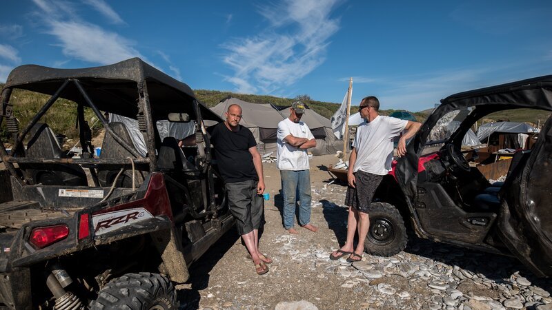 Andy Kelly, Kris Kelly, and Brad Kelly at camp with tents and RZRs. – Bild: Discovery Channel /​ Discovery Communications