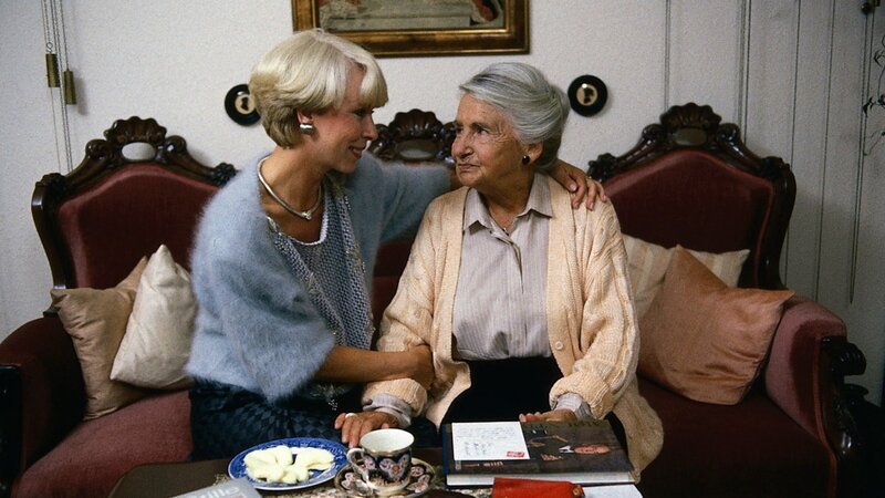 Frau Meis (Karin Eckhold, l.) kümmert sich aufopfernd um Frau Kreißler (Else Quecke, r.), für die sie eine starke Sympathie empfindet. – Bild: ZDF/​Thomas Waldhelm