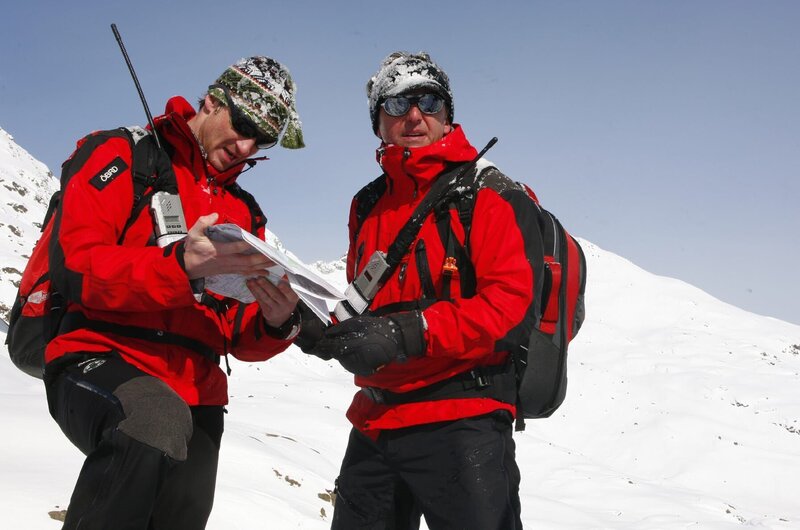 Martin Gruber und sein Bruder Hans entdecken in einer lawinengefährdeten Gegend das abgestürzte Flugzeug mit dem für eine Transplantation notwendigen Spenderherz. – Bild: ZDF/​Erika Hauri
