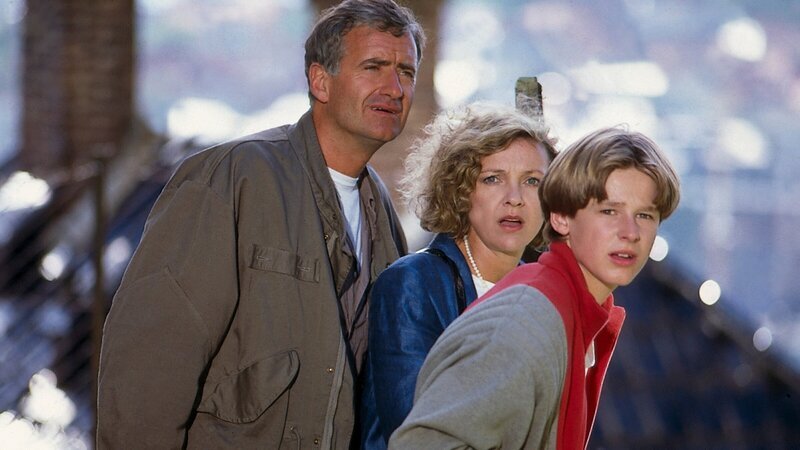 Nach gut überstandener Blinddarmoperation besuchen Mutter und Sohn den Chiefdriller Peter Pacard auf seiner Bohrinsel, vor ihrem Weiterflug in einen norwegischen Fjord. Von links: Peter Pacard (Peter Bongartz), Katrin Pacard (Gila von Weitershausen), Patrik Pacard (Hendrik Martz) – Bild: Jürgen & Thomas