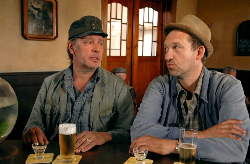 Brakelmann gibt nie einen aus. v.l.n.r.: Kurt Brakelmann, Adsche. – Bild: NDR/​Sandra Hoever