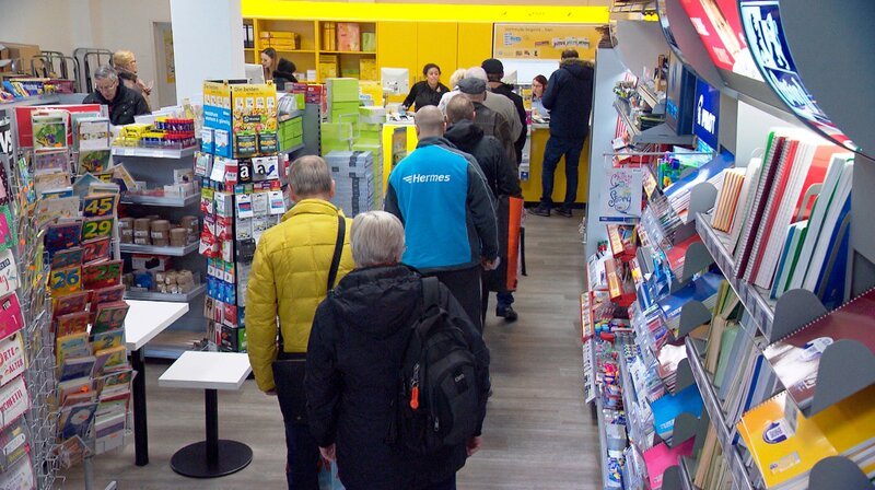 Lange Warteschlangen: In der Postfiliale in Hannover-Döhren herrscht Hochbetrieb. – Bild: NDR/​nahaufnahme medienproduktion/​Stefan Radüg