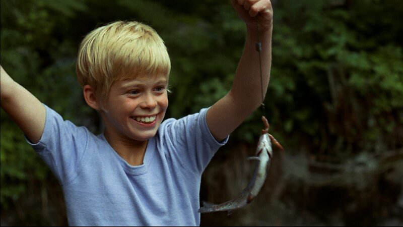 Tommy (Pär Sundberg) freut sich. Er hat einen Fisch gefangen. – Bild: Studio 100 media