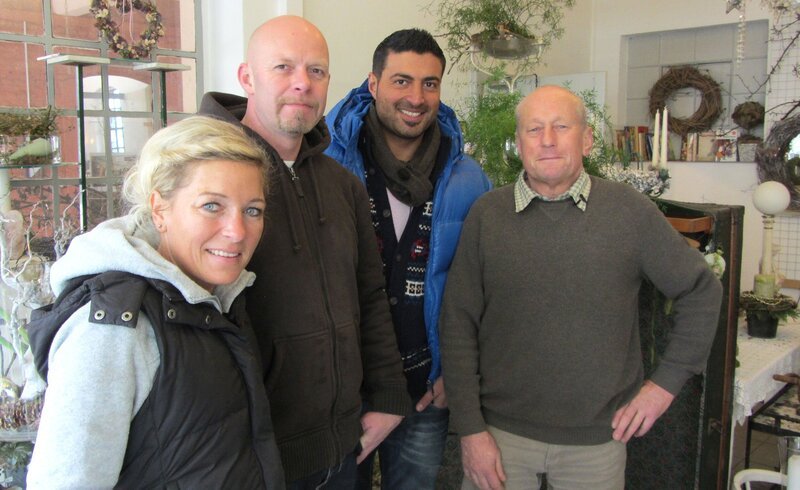 Foto, v.li.: Petra, Oliver, Trödelexperte Sükrü Pehlivan und Jürgen – Bild: RTL II